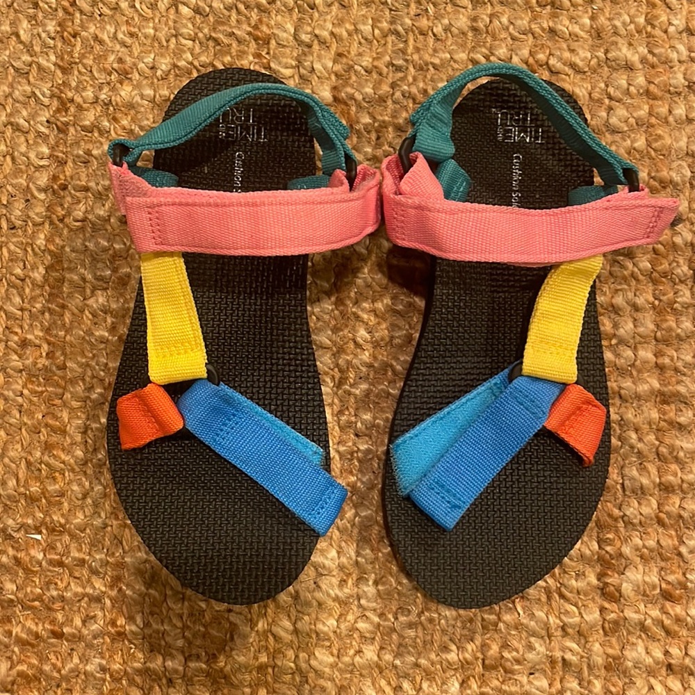 Like new active sandals!